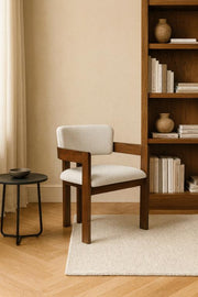 eetkamerstoel met arm houten poot stoffen witte zitting