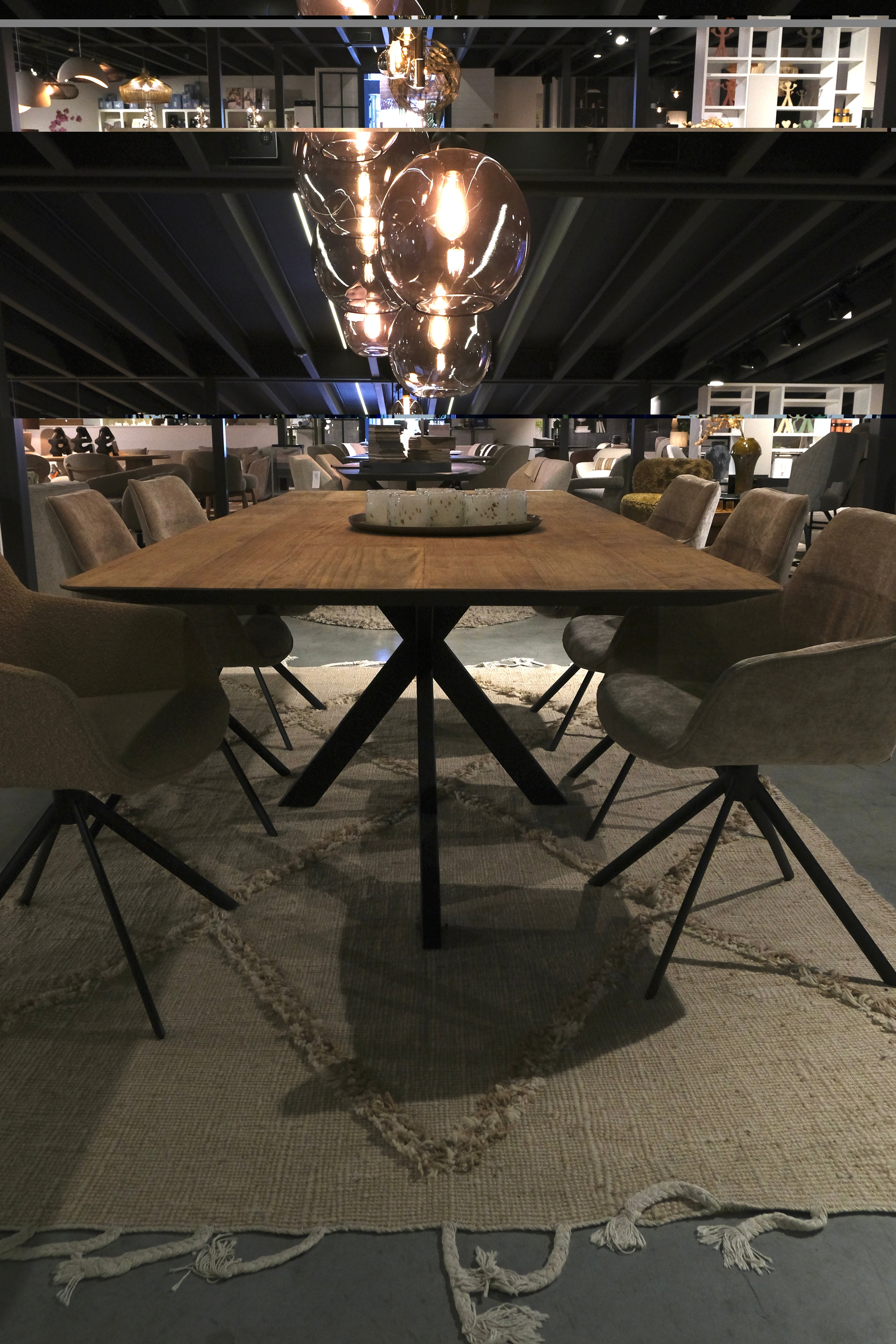 EETTAFEL JUTTA RECHT SPIDER